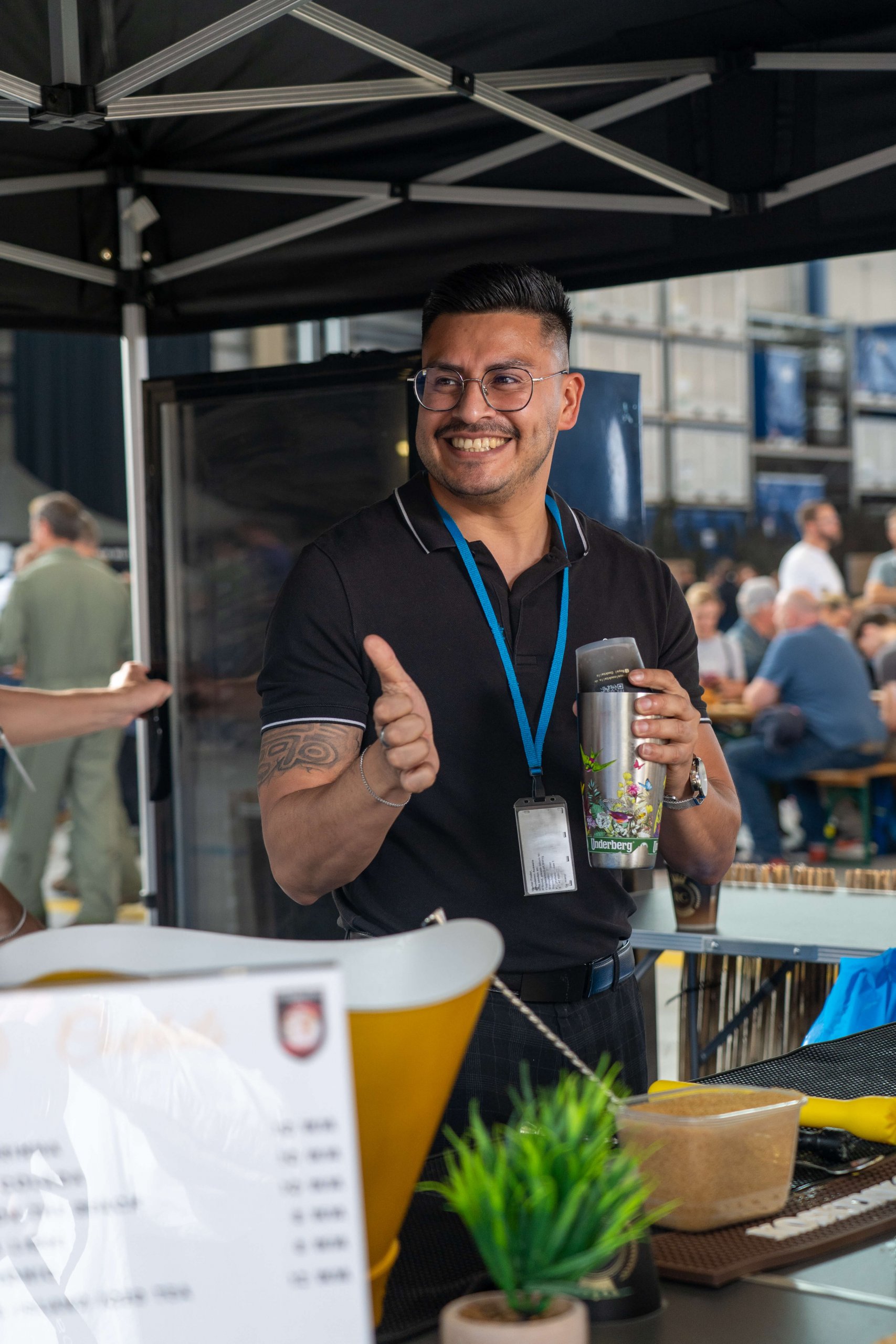 Barkeeper beim Cocktail-Service – Royal Cocktails professioneller Auftritt